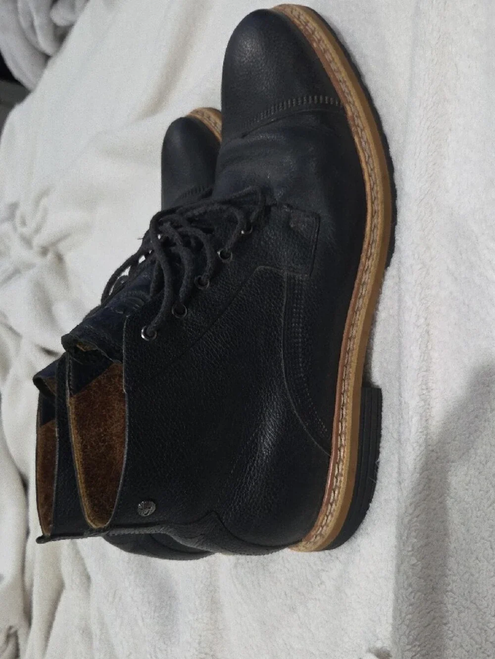Timberland Black Leather Chukka Boots with Tan Welt